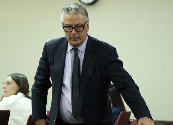 Juíza retira acusação de homicídio culposo de Alec Baldwin. Ator chora ou ouvir decisão