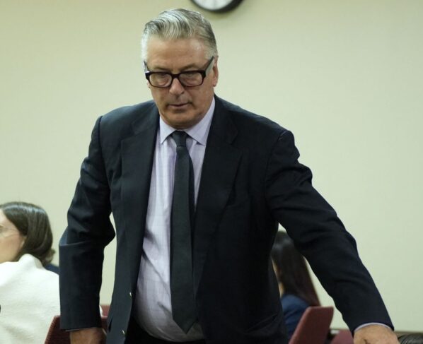 Juíza retira acusação de homicídio culposo de Alec Baldwin. Ator chora ou ouvir decisão