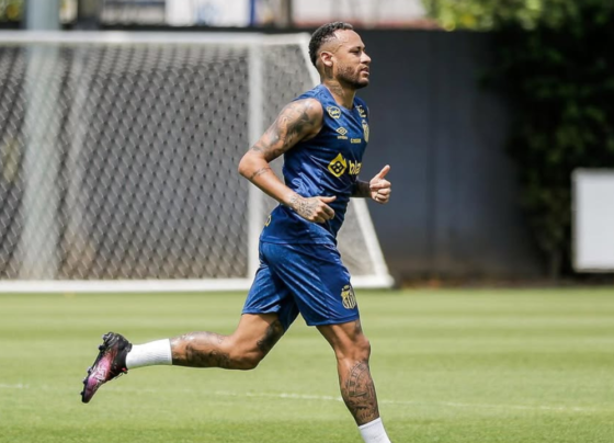 Com apenas 3 jogos, Neymar aparece com inalador