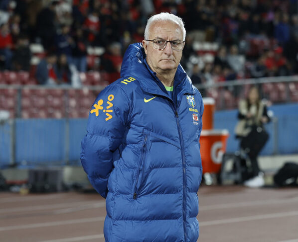 Dorival Jr pinta de 'olheiro' em jogo do Santos e Neymar pelo Paulistão