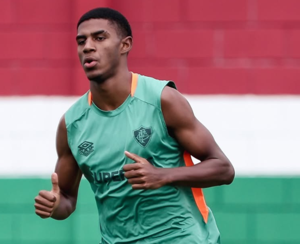 Fluminense renova com joia da base