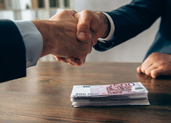 Mudança nas taxas de juros pode redefinir estratégias de investimento em 2025