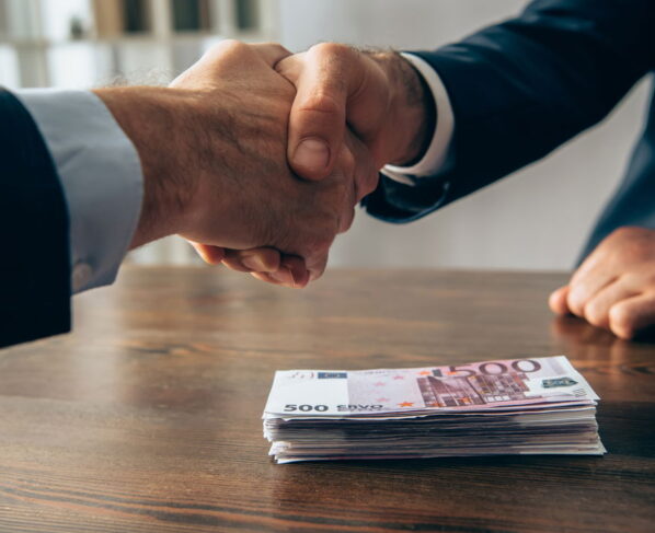 Mudança nas taxas de juros pode redefinir estratégias de investimento em 2025