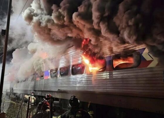 Trem com passageiros pega fogo no Condado de Delaware