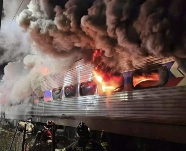 Trem com passageiros pega fogo no Condado de Delaware
