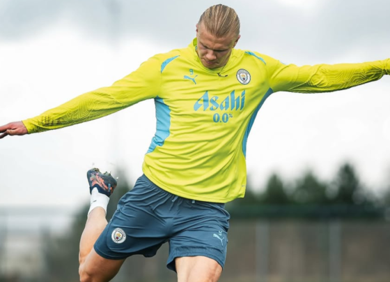 Vídeo: atacante do Manchester City marca gol inacreditável