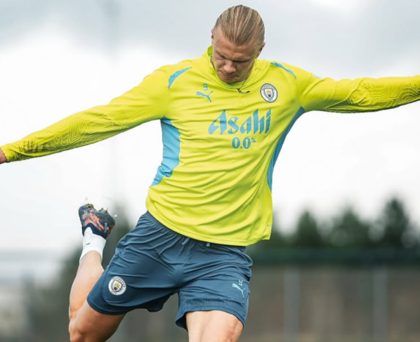Vídeo: atacante do Manchester City marca gol inacreditável