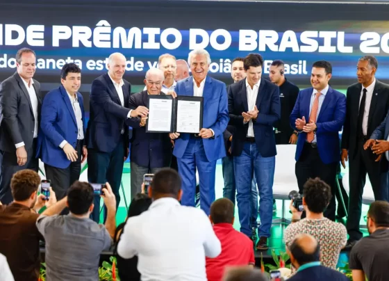 Caiado assina contrato para MotoGP no Autódromo de Goiânia