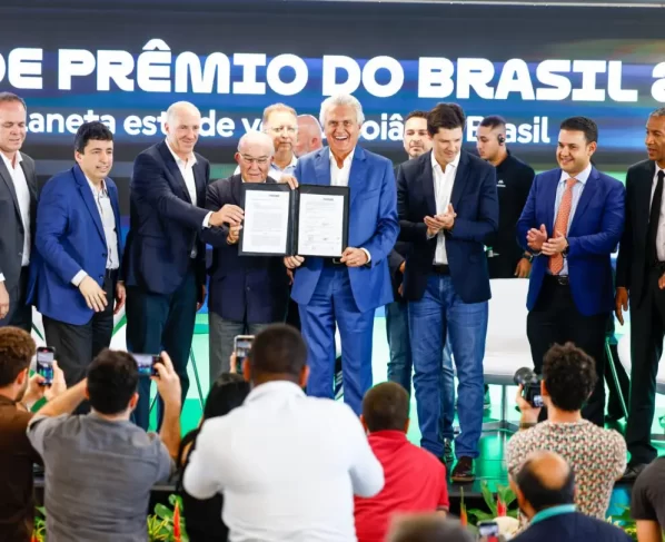 Caiado assina contrato para MotoGP no Autódromo de Goiânia