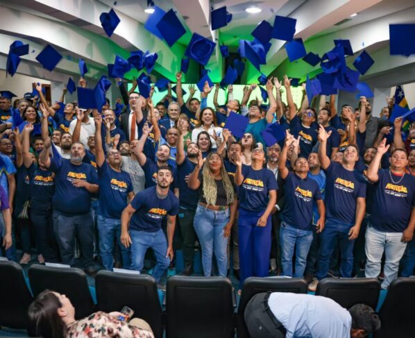Gracinha Caiado entrega CNH a 240 novos motoristas