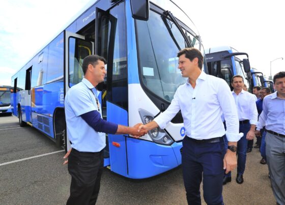 Daniel Vilela entrega novos ônibus do transprte coletivo