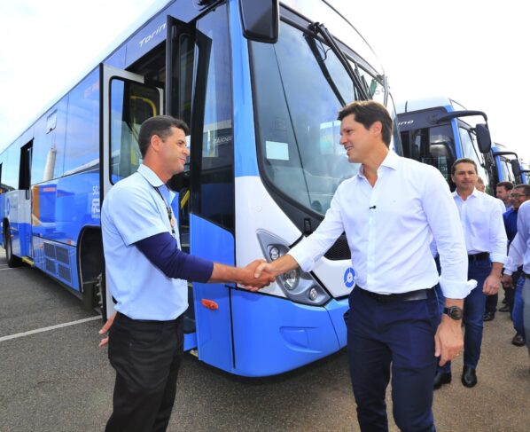 Daniel Vilela entrega novos ônibus do transprte coletivo