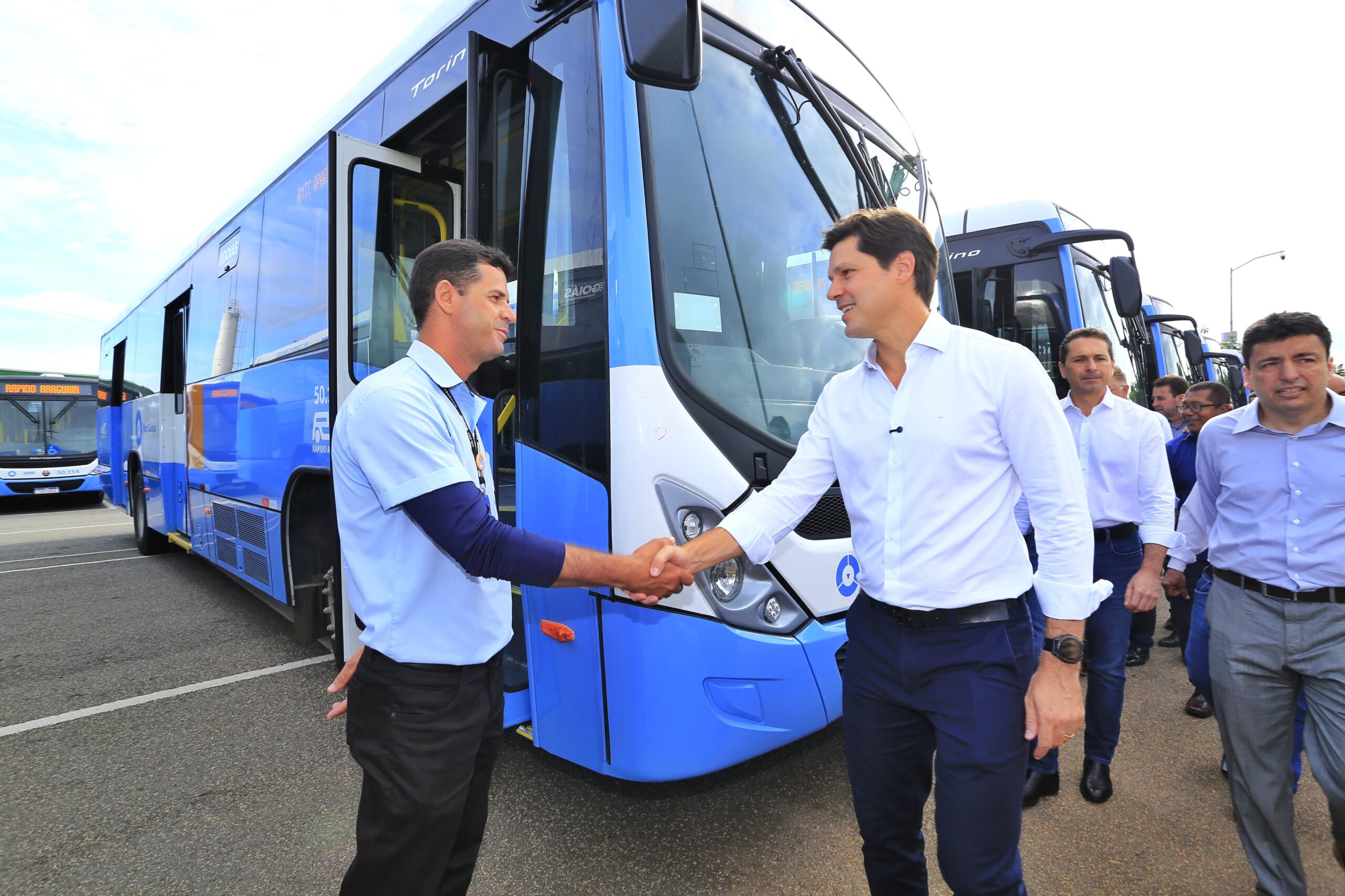 Daniel Vilela entrega novos ônibus do transprte coletivo