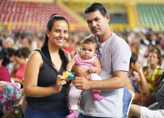 Aluguel Social abre inscrições em mais cinco municípios - família, pai segurando uma bebê ao lado da mãe da criança