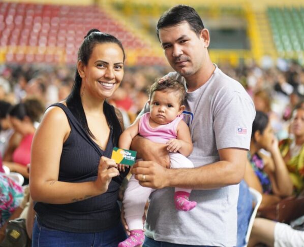 Aluguel Social abre inscrições em mais cinco municípios - família, pai segurando uma bebê ao lado da mãe da criança