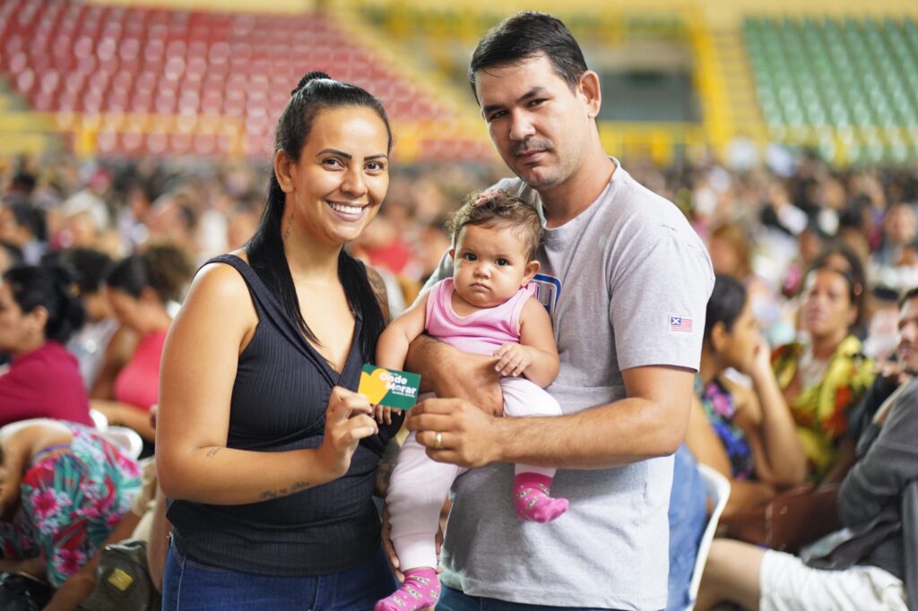 Aluguel Social abre inscrições em mais cinco municípios - família, pai segurando uma bebê ao lado da mãe da criança