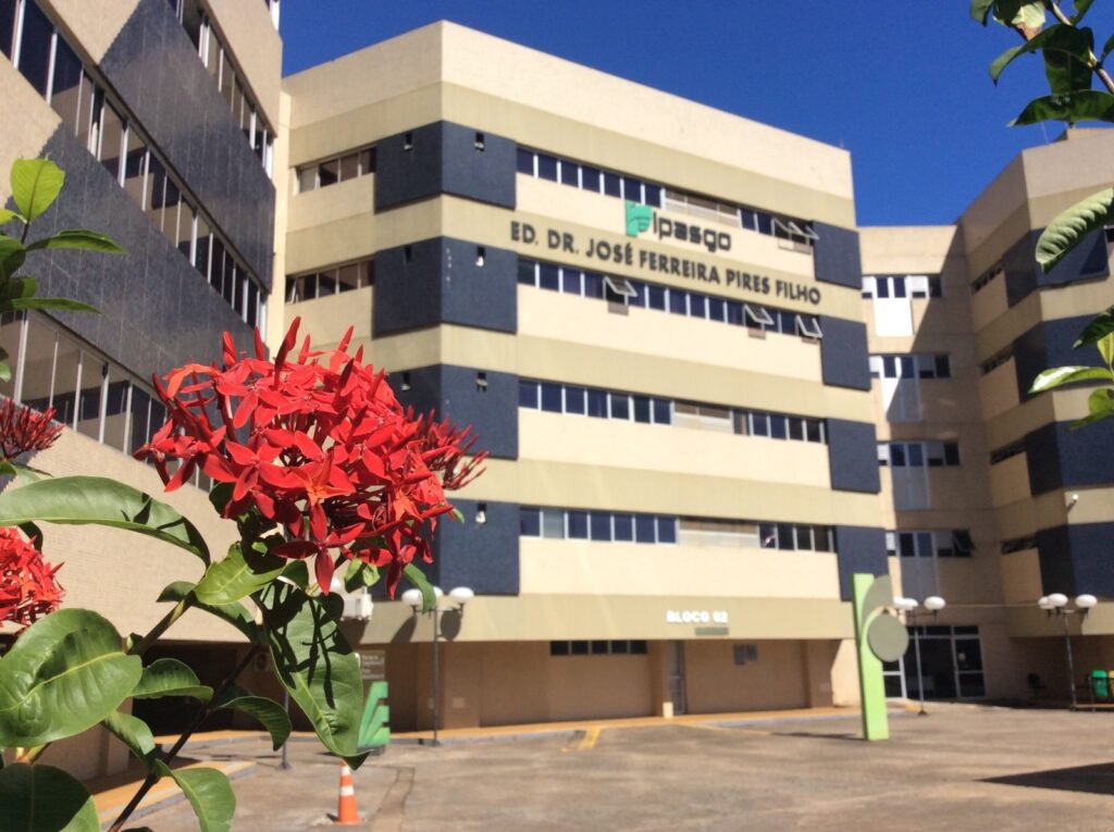 Ipasgo Saúde abre 47 vagas com salários de até R$ 12,3 mil - fachada externa do Ipasgo, prédio bege com detalhes na cor cinza