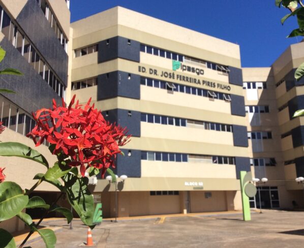 Ipasgo Saúde abre 47 vagas com salários de até R$ 12,3 mil - fachada externa do Ipasgo, prédio bege com detalhes na cor cinza